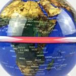 globe terrestre en levitation avec socle transparent 717 1