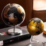 Globe Terrestre Moderne en Gris et Bronze