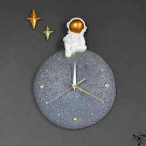 horloge murale originale astronaute et lune dore 339 1