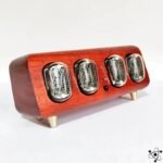 horloge nixie en bois de noyer avec tubes in 12 clair pieds 151 1