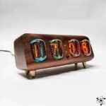 horloge nixie en bois de noyer avec tubes in 12 fonce pieds 610 1