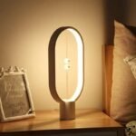 lampe heng balance sculpturale en equilibre bois 842 1
