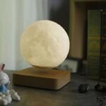 lampe lune magnetique design elegant levitant bois clair 851 1