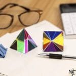 Prisme Triangulaire Coloré Unique en Verre - Prisme
