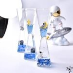 sablier stellaire avec liquide transparent et figurines 904 1