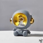 tirelire veilleuse astronautes avec eclairage etoile gris et doree 764 1