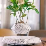 vase en levitation marbre pour decoration florale originale 888 1